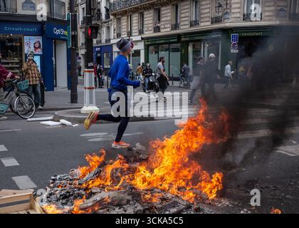 Saint Ouen, Paris, France. 10 septembre 2025. Une manifestation "bloquons tout" a lieu près de Châtelet dans le centre de Paris lors d'un mouvement appelant à un arrêt de la France, le 10 septembre 2025. (Crédit image : © Sadak Souici/ZUMA Press Wire) USAGE ÉDITORIAL SEULEMENT ! Non destiné à UN USAGE commercial ! Banque D'Images