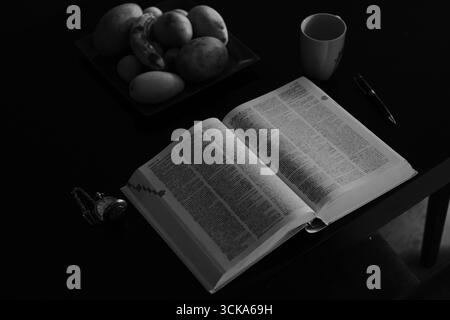 L'homme lit encore des livres Banque D'Images