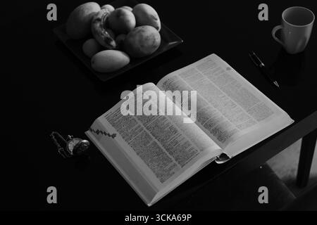 L'homme lit encore des livres Banque D'Images