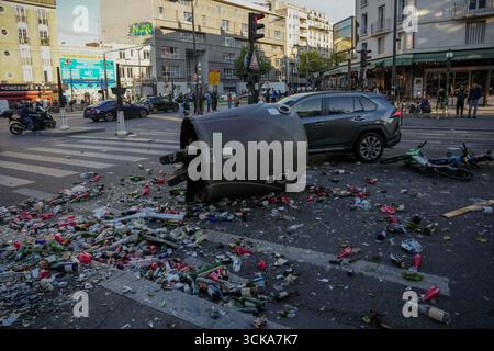 Paris, France. 10 septembre 2025. La rue est bloquée par des ordures lors d'une manifestation, qui fait partie du mouvement de protestation 'Bloquons tout' ('bloquons tout'), à Paris, en France, le 10 septembre 2025. Crédit : Aurelien Morissard/Xinhua/Alamy Live News Banque D'Images