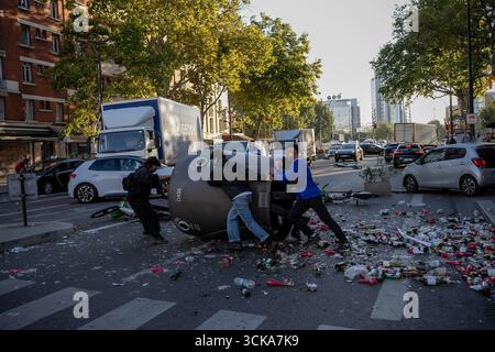 Paris, France. 10 septembre 2025. Des manifestants bloquent la rue avec une poubelle lors d'une manifestation, dans le cadre du mouvement de protestation 'Bloquons tout' ('bloquons tout'), à Paris, France, le 10 septembre 2025. Crédit : Aurelien Morissard/Xinhua/Alamy Live News Banque D'Images