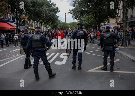 Paris, France. 10 septembre 2025. La police française est déployée autour de la place du Châtelet lors d'une manifestation, dans le cadre du mouvement de protestation 'bloquons tout', à Paris, France, le 10 septembre 2025. Crédit : Aurelien Morissard/Xinhua/Alamy Live News Banque D'Images