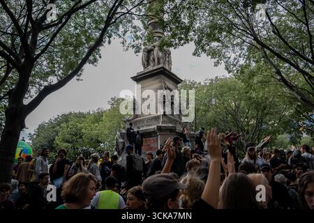 Paris, France. 10 septembre 2025. Les manifestants se rassemblent sur la place du Châtelet lors d'une manifestation, dans le cadre du mouvement de protestation 'bloquons tout', à Paris, France, le 10 septembre 2025. Crédit : Aurelien Morissard/Xinhua/Alamy Live News Banque D'Images