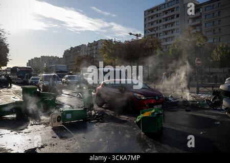 Paris, France. 10 septembre 2025. La rue est bloquée par des poubelles lors d'une manifestation, dans le cadre du mouvement de protestation 'Bloquons tout' ('bloquons tout'), à Paris, France, le 10 septembre 2025. Crédit : Aurelien Morissard/Xinhua/Alamy Live News Banque D'Images