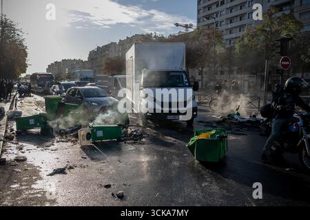 Paris, France. 10 septembre 2025. La rue est bloquée par des poubelles lors d'une manifestation, dans le cadre du mouvement de protestation 'Bloquons tout' ('bloquons tout'), à Paris, France, le 10 septembre 2025. Crédit : Aurelien Morissard/Xinhua/Alamy Live News Banque D'Images