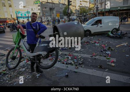 Paris, France. 10 septembre 2025. La rue est bloquée par des ordures lors d'une manifestation, qui fait partie du mouvement de protestation 'Bloquons tout' ('bloquons tout'), à Paris, en France, le 10 septembre 2025. Crédit : Aurelien Morissard/Xinhua/Alamy Live News Banque D'Images