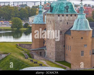 Vue aérienne rapprochée du complexe du Palais Renaissance avec tour de porte pont en bois au château de Kalmar en Suède Banque D'Images
