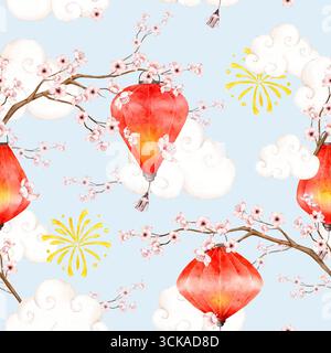 Motif aquarelle sans couture avec branches de fleurs de cerisier, lanternes chinoises rouges, nuages et feux d'artifice dorés sur fond bleu. Idéal pour textile, WR Banque D'Images