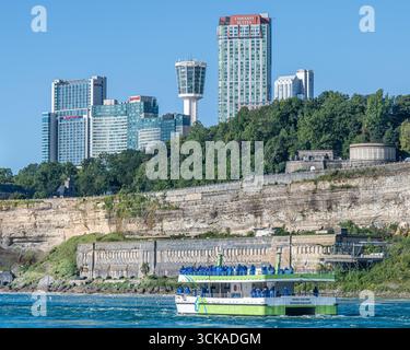 Hôtels Niagara Falls - Marriott & Embassy Suites Over Maid of the Mist w/ Blue ponchos to Horseshoe - eau d'eau d'eau dans la gorge - vacances en Ontario Canada Banque D'Images