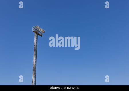Gros plan d'une tour de projecteur dans un stade de Tomar, au Portugal, face à un ciel bleu clair et éclatant. Banque D'Images