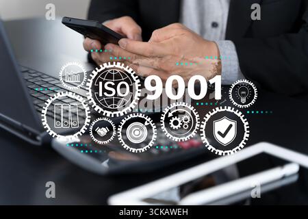 Concept de certification ISO 9001 montrant la norme du système de management de la qualité, l'amélioration des processus d'affaires, la conformité, l'assurance, l'audit, efficacité, cor Banque D'Images