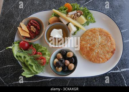 Délicieux plat avec assortiment de fromages et légumes Banque D'Images