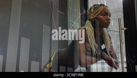 Femme performante tenant la planche sur le banc dans le studio de gymnastique, avec smartwatch et graphiques de données, espace de copie Banque D'Images