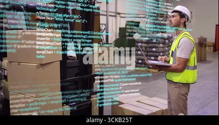 Travailleur dans la numérisation de gilet de sécurité sur ordinateur portable à l'entrepôt avec des boîtes, recouvrement de code, espace de copie Banque D'Images