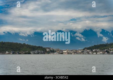 L'île de Jinsuo, située dans le centre du lac Erhai, est célèbre pour son emplacement pittoresque entouré d'eaux claires ressemblant à des miroirs. Banque D'Images
