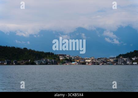 L'île de Jinsuo, située dans le centre du lac Erhai, est célèbre pour son emplacement pittoresque entouré d'eaux claires ressemblant à des miroirs. Banque D'Images