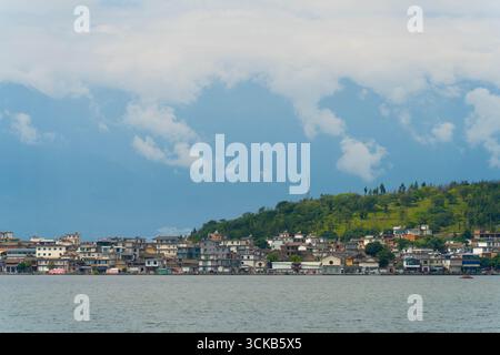 L'île de Jinsuo, située dans le centre du lac Erhai, est célèbre pour son emplacement pittoresque entouré d'eaux claires ressemblant à des miroirs. Banque D'Images