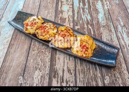 Risotto crémeux aux fleurs d'artichaut, jambon et safran, garni de morceaux de truffe noire et de pecorino fraîchement râpé Banque D'Images