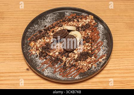 Crêpes au chocolat complet fourrées de ricotta infusée de cacao et de poires cuites, décorées d'amandes croquantes et de miel Banque D'Images
