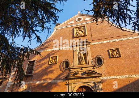 Alcalá de Henares, Espagne. 20 août 2025. La façade et l'entrée de l'historique Convento de San Bernardo sont montrées par temps clair Banque D'Images