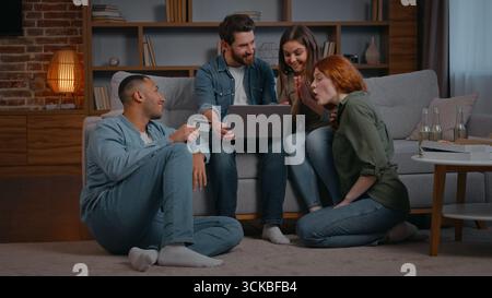 Multiracial quatre amis diversité ethnique clients commandant de la nourriture avec ordinateur portable carte bancaire de crédit service en ligne souriant les gens en utilisant le commerce électronique Banque D'Images