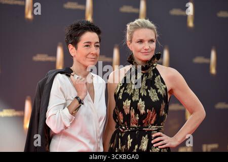 Dunja Hayali und Sarah Tacke BEI der Ankunft zu der Verleihung des Deutschen Fernsehpreis in den MMC Studios in Koeln AM 10.09.2025 *** Dunja Hayali et Sarah Tacke arrivant à la cérémonie des German Television Awards aux MMC Studios de Cologne le 10 09 2025 Banque D'Images