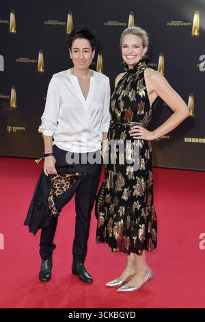 Dunja Hayali und Sarah Tacke BEI der Ankunft zu der Verleihung des Deutschen Fernsehpreis in den MMC Studios in Koeln AM 10.09.2025 *** Dunja Hayali et Sarah Tacke arrivant à la cérémonie des German Television Awards aux MMC Studios de Cologne le 10 09 2025 Banque D'Images
