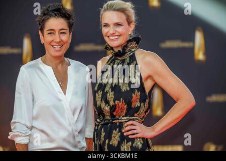 abb Dunja Hayali und Sarah Tacke ZDF zu Gast auf dem roten Teppich BEI der Verleihung Der Deutsche Fernsehpreis 2025 in den MMC Studios AM 0.09.2025 in Koeln NRW Deutschland *** abb Dunja Hayali et Sarah Tacke ZDF comme invités sur le tapis rouge lors de la cérémonie des German Television Award 2025 aux MMC Studios le 0 09 2025 à Cologne NRW Allemagne Banque D'Images