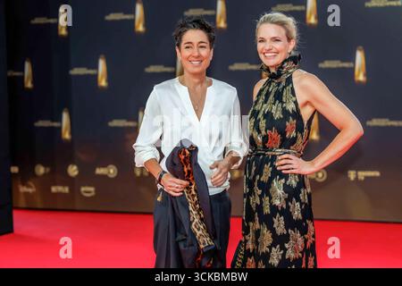 abb Dunja Hayali und Sarah Tacke ZDF zu Gast auf dem roten Teppich BEI der Verleihung Der Deutsche Fernsehpreis 2025 in den MMC Studios AM 0.09.2025 in Koeln NRW Deutschland *** abb Dunja Hayali et Sarah Tacke ZDF comme invités sur le tapis rouge lors de la cérémonie des German Television Award 2025 aux MMC Studios le 0 09 2025 à Cologne NRW Allemagne Banque D'Images