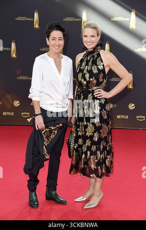 Dunja Hayali und Sarah Tacke BEI der Ankunft zu der Verleihung des Deutschen Fernsehpreis in den MMC Studios in Koeln AM 10.09.2025 *** Dunja Hayali et Sarah Tacke arrivant à la cérémonie des German Television Awards aux MMC Studios de Cologne le 10 09 2025 Banque D'Images