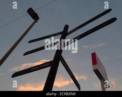 Prolifération de panneaux, lampadaires et poteaux devant notre station Radley locale dans l'Oxfordshire, en Angleterre, juste avant le lever du soleil. Cette station relie notre petit village à Oxford, Reading, Londres, Birmingham et les points au nord... Banque D'Images