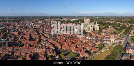 Image aérienne panoramique de York Minster, cathédrale gothique et site classé au patrimoine de l'UNESCO, avec les toits environnants. Banque D'Images