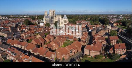 Image aérienne panoramique de York Minster, cathédrale gothique et site classé au patrimoine de l'UNESCO, avec les toits environnants. Banque D'Images