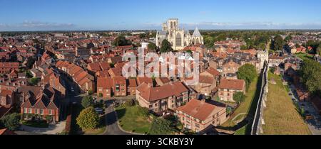 Image aérienne panoramique de York Minster, cathédrale gothique et site classé au patrimoine de l'UNESCO, avec les toits environnants. Banque D'Images