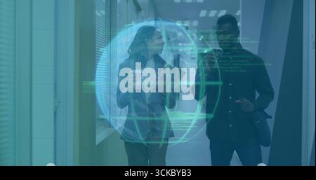 Collègues marchant dans le couloir du bureau à l'aide d'un smartphone sous un globe de code holographique. Entreprise, travail d'équipe, innovation, moderne, productivité, connectiv Banque D'Images