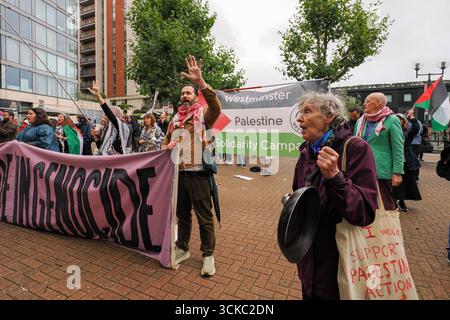 10 septembre 2025, Royaume-Uni, Londres, Excel Centre. Les manifestants lèvent les mains en criant "vos mains sont couvertes du sang des enfants palestiniens". Les manifestants rassemblés devant la foire à l’armement DSEI au Centre Excel – où Israël achète des armes à des sociétés d’armement qu’il utilise pour massacrer des Palestiniens – exigent qu’il soit arrêté. Crédit : Leo Bild/Alamy Live News Banque D'Images