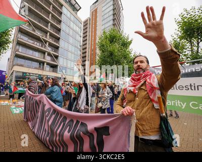 10 septembre 2025, Royaume-Uni, Londres, Excel Centre. Les manifestants lèvent les mains en criant "vos mains sont couvertes du sang des enfants palestiniens". Les manifestants rassemblés devant la foire à l’armement DSEI au Centre Excel – où Israël achète des armes à des sociétés d’armement qu’il utilise pour massacrer des Palestiniens – exigent qu’il soit arrêté. Crédit : Leo Bild/Alamy Live News Banque D'Images