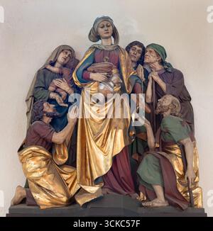 SALZBOURG, AUSTIRA - 7 SEPTEMBRE 2025 : le nouveau relief gothique polychrome sculpté de la nouvelle Élisabeth de Hongrie Banque D'Images