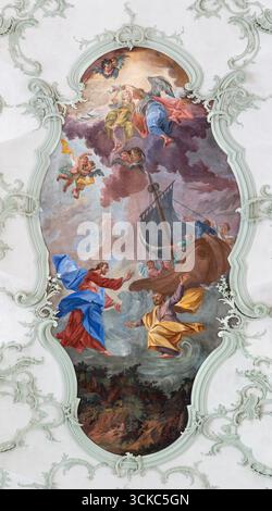 SALZBOURG, AUSTIRA - 7 SEPTEMBRE 2025 : la fresque la fresque Pierre, marchant sur l'eau vers Jésus dans l'église Erzabtei fait Pierre Banque D'Images