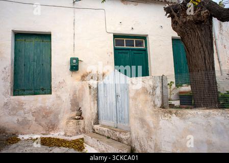 Ancienne maison de village abandonnée Banque D'Images