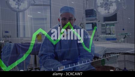 Chirurgien assis portant des gommages bleus, une casquette et un masque dans la salle d'opération, avec une superposition graphique verte. Médical, santé, innovation, technologie, profession Banque D'Images