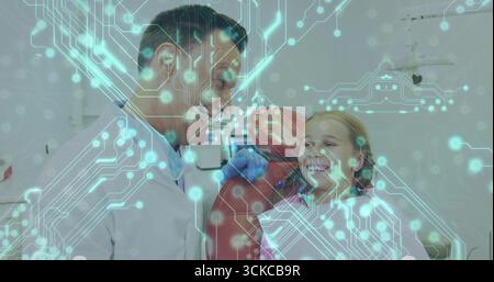 Dentiste portant un manteau blanc nettoyant les dents en clinique avec chaise rouge, lampe, sonde et recouvrement numérique. Santé, dentisterie, technologie, pédiatrie, moi Banque D'Images