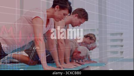 Effectuant des mouvements de planche à push-up, cinq adultes sur des tapis d'exercice bleus dans un studio de fitness lumineux. Fitness en groupe, séance d'entraînement, musculation, Banque D'Images