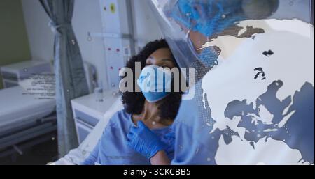 Examen par une infirmière effectuant un examen thoracique sur une patiente dans la salle d'examen de l'hôpital, avec superposition cartographique numérique. Médical, santé, clinique, professionnel, diag Banque D'Images