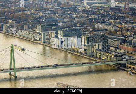 Vue aérienne, grande roue au Musée du chocolat, terrasse du port à la Tour Malakoff et petit pont tournant dans le Rheinauhafen, vieille ville, Cologne Banque D'Images