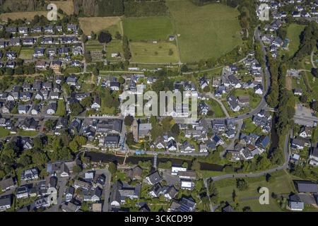 Vue aérienne, église et chantier au bord de la rivière Lenne, quartier Saalhausen, Lennestadt, Sauerland, Rhénanie-du-Nord-Westphali Banque D'Images
