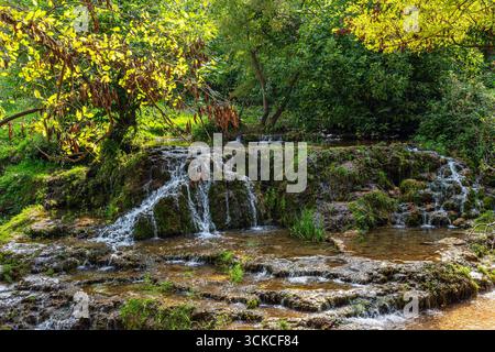 La cascade de Kravica est une grande cascade de tuf sur la rivière Trebižat, dans le cœur karstique de l'Herzégovine en Bosnie-Herzégovine Banque D'Images