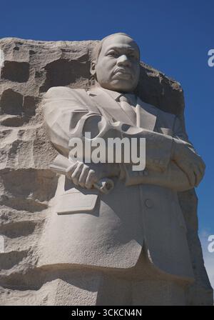 Gros plan vertical de la statue emblématique de MLK au monument commémoratif Martin Luther King sur le National Mall de Washington, DC Banque D'Images