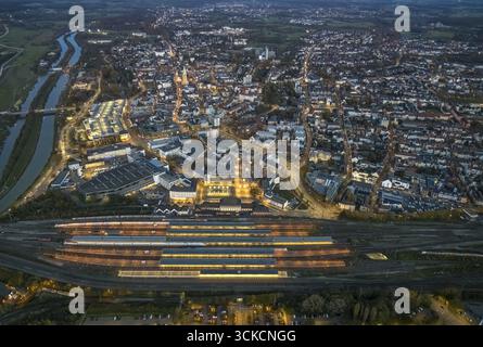 Vue aérienne, vue de nuit, gare centrale HBF avec parvis de gare et ville avec centre commercial Allee-Center, vue sur Evang. Pauluskirche, centre, H. Banque D'Images