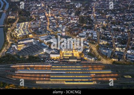 Vue aérienne, vue de nuit, gare principale HBF avec parvis de gare et ville avec centre commercial Allee-Center, vue sur Evang. Pauluskirche, centre, Hamm Banque D'Images